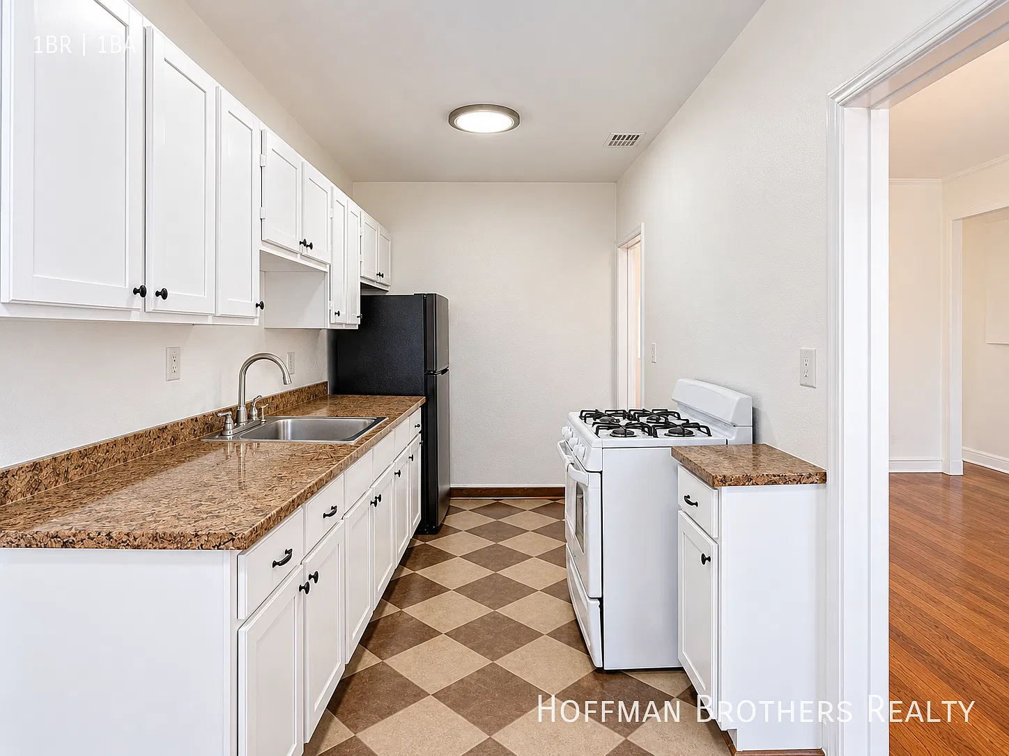 1 Month Free! Spacious 1br With Secured Entry, Appliances & On-Site Laundry! — Photo 2