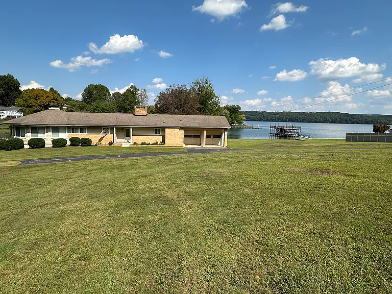 2041 Linwood Cir — Photo 1