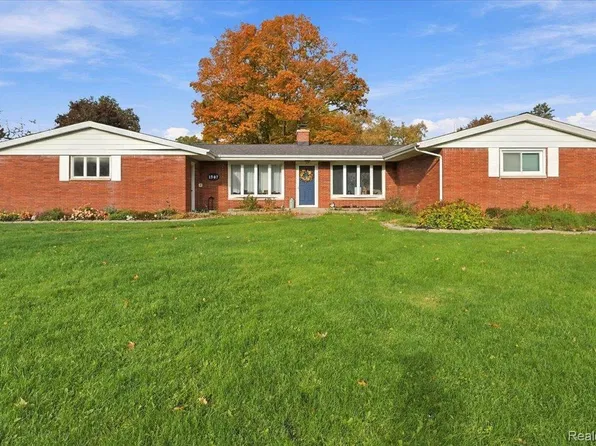 1307 Kra Nur Dr, Burton, MI 48509
