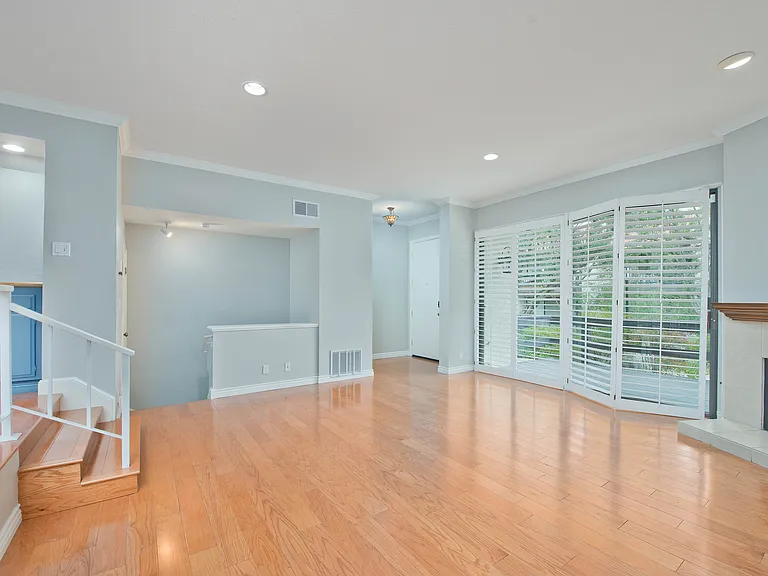 21730 Marylee St — Photo 4