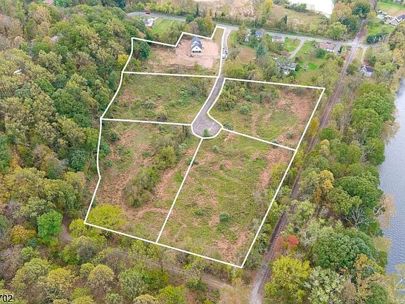 3rd image of 6 Highland Meadows Road