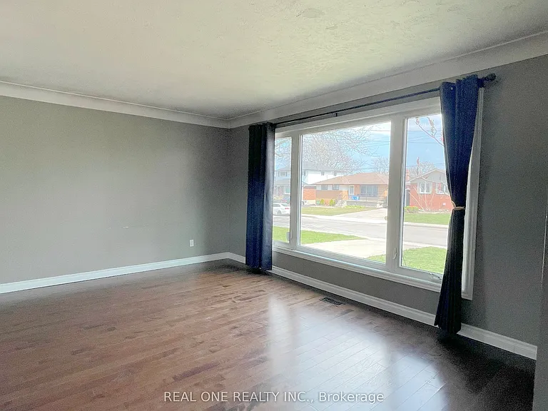 138 Welbourn Dr #UPPER — Photo 12