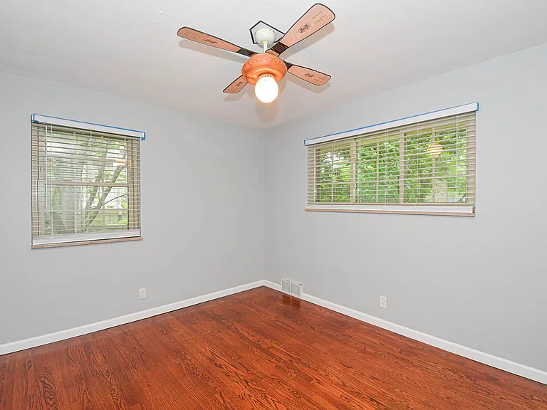 819 Renee Ln — Photo 23