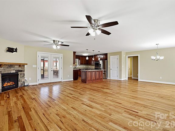 4th image of 575 Hill Rd