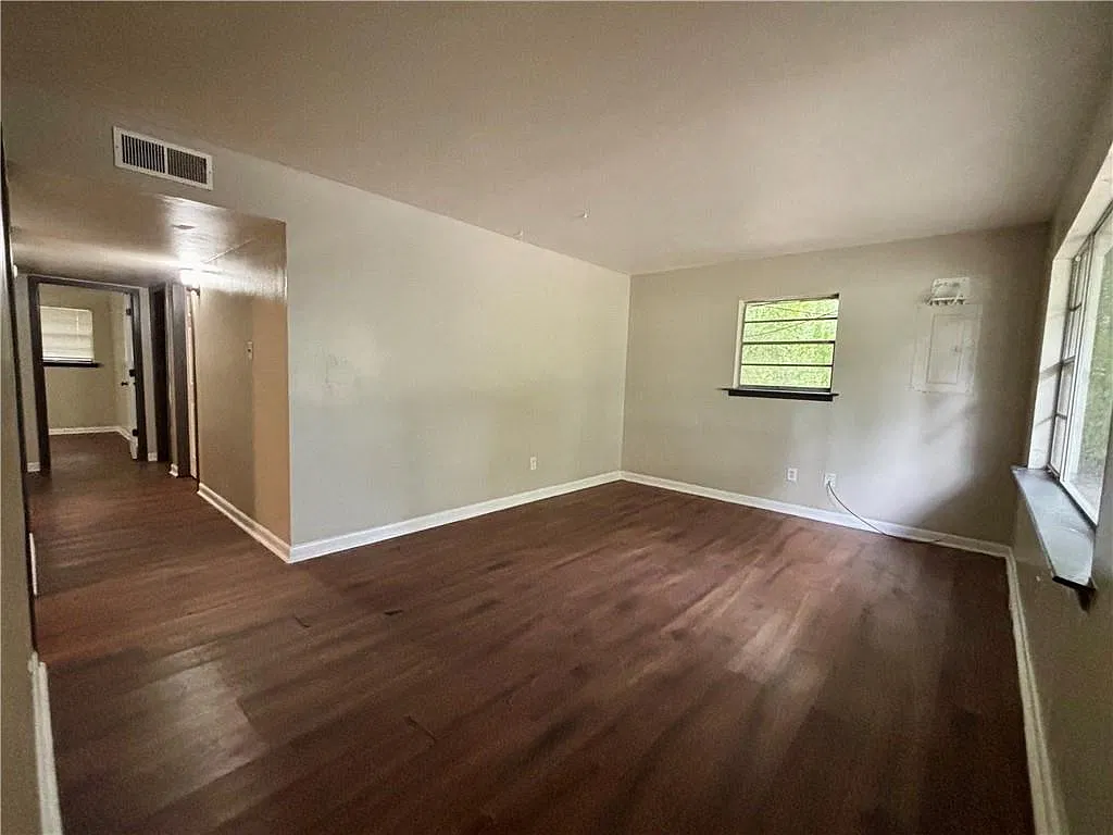 3 bed, 1.0 bath, 1300 sqft, $1,390 — Photo 2