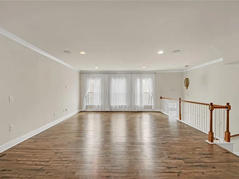 860 Stonehill Ln — Photo 8