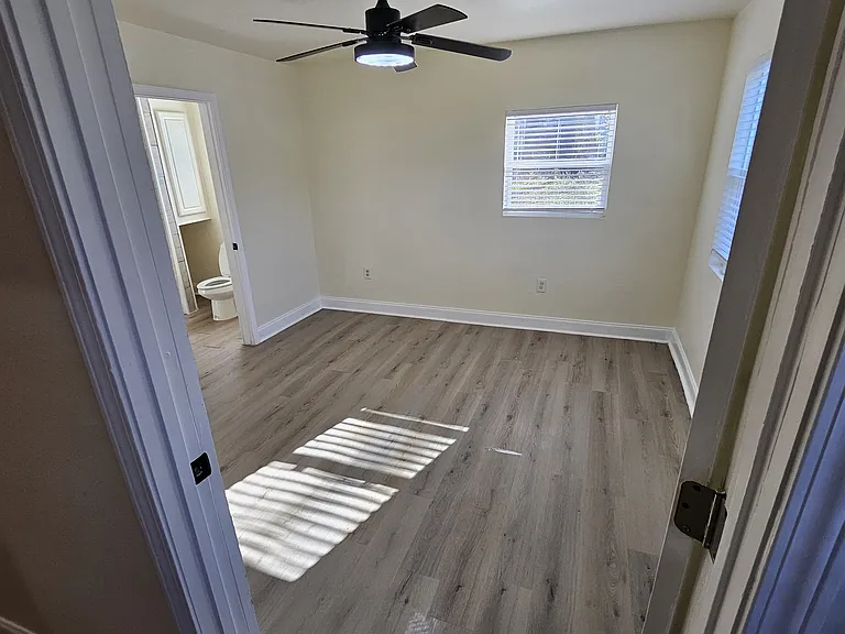 1025 Avenue E — Photo 23