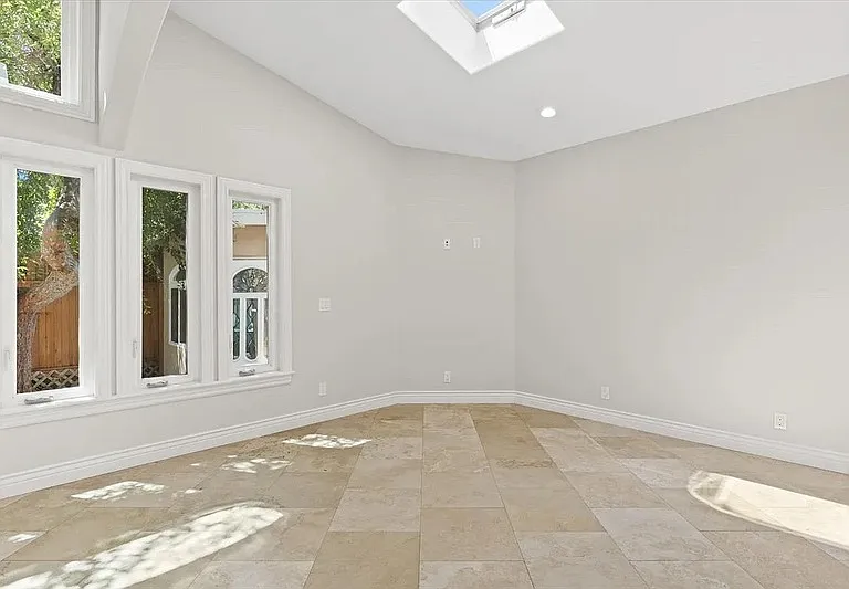 233 N Acacia Ave N — Photo 9