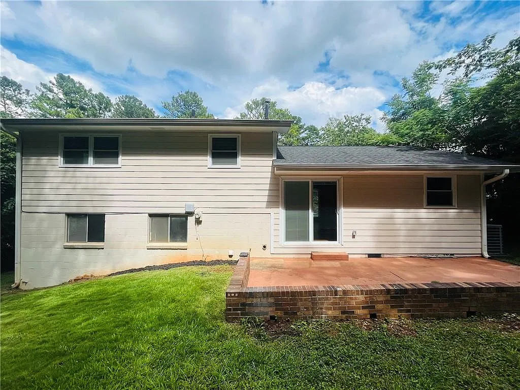 4 bed, 2.0 bath, 1826 sqft, $2,400 — Photo 2