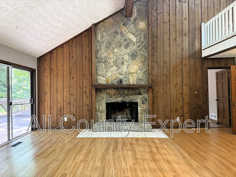 1302 Colony Dr — Photo 9