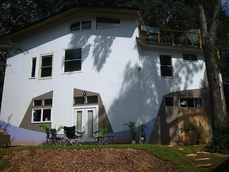 4 bed, 2550 sqft, $825 — Photo 1