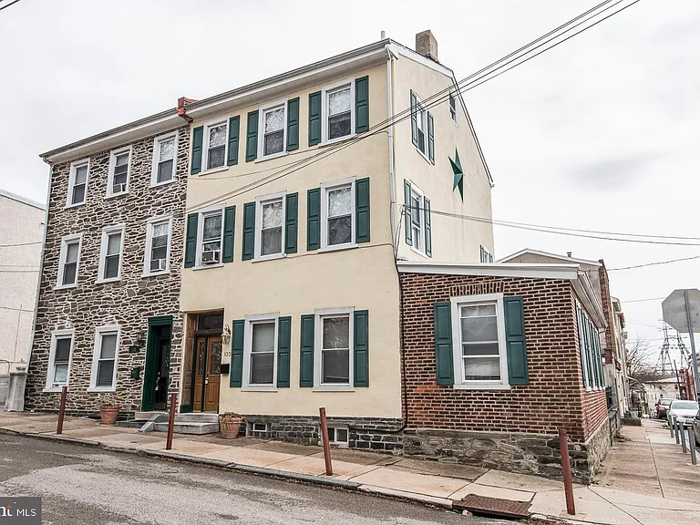 133 Dupont St — Photo 1