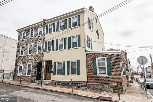 133 Dupont St Photo 1