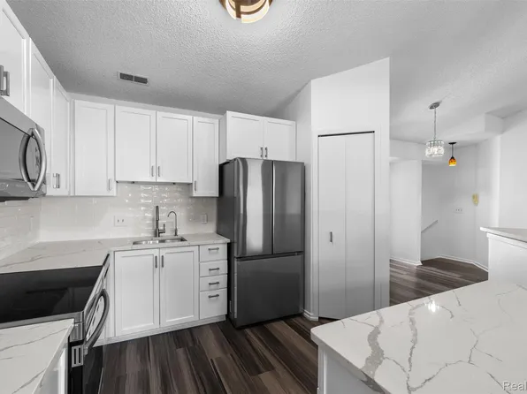 6680 Ridgefield Cir APT 201, West Bloomfield, MI 48322