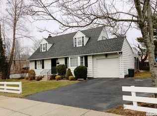 5 Northwest Dr, Massapequa, NY 11758