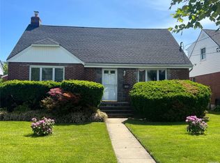 588 Marcellus Rd, Williston Park, NY 11596