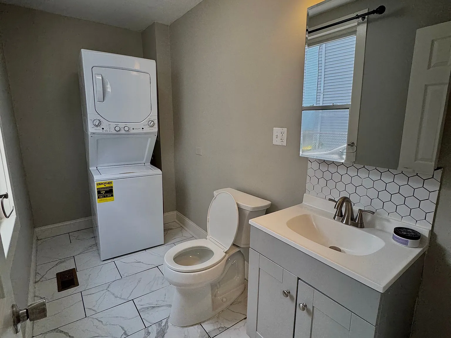 3 bed, 1.5 bath, 915 sqft, $2,100 — Photo 3