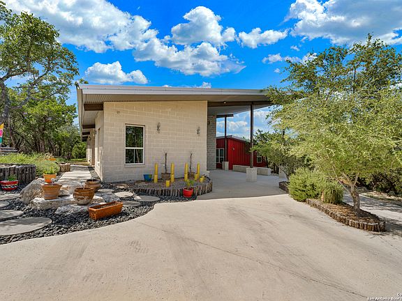 3rd image of 811 Catclaw Dr