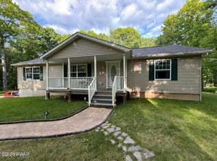 137 Red Rock Cir, Hawley, PA 18428