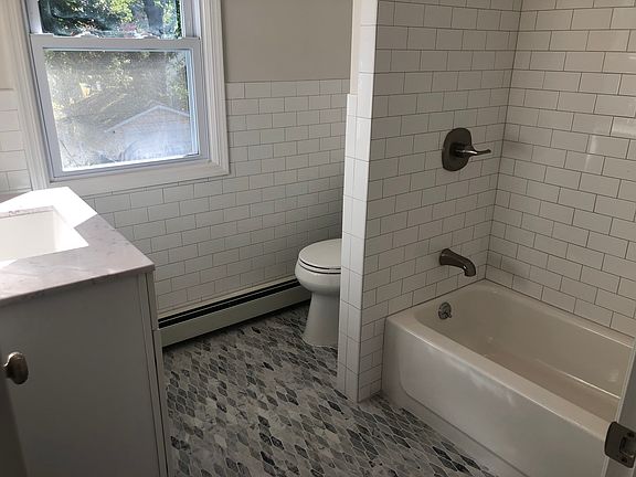5th image of 633 Asbury St