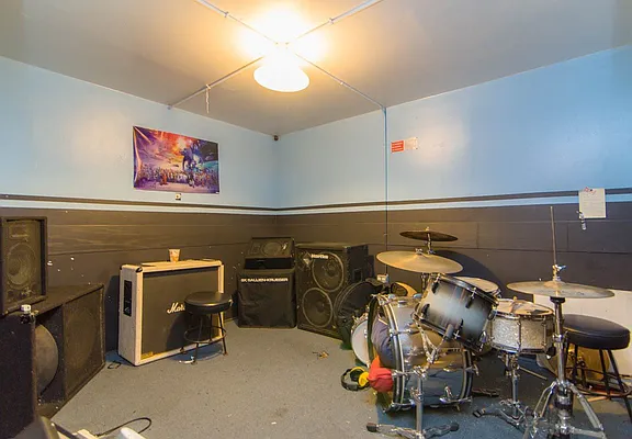 Rented by Nooklyn NYC LLC | media 43