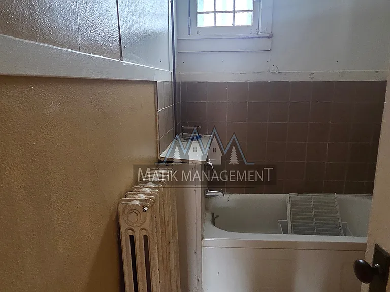 143 Main St W #1/2 — Photo 46