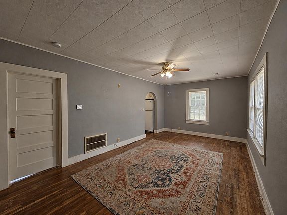 3rd image of 404 S Walnut Street