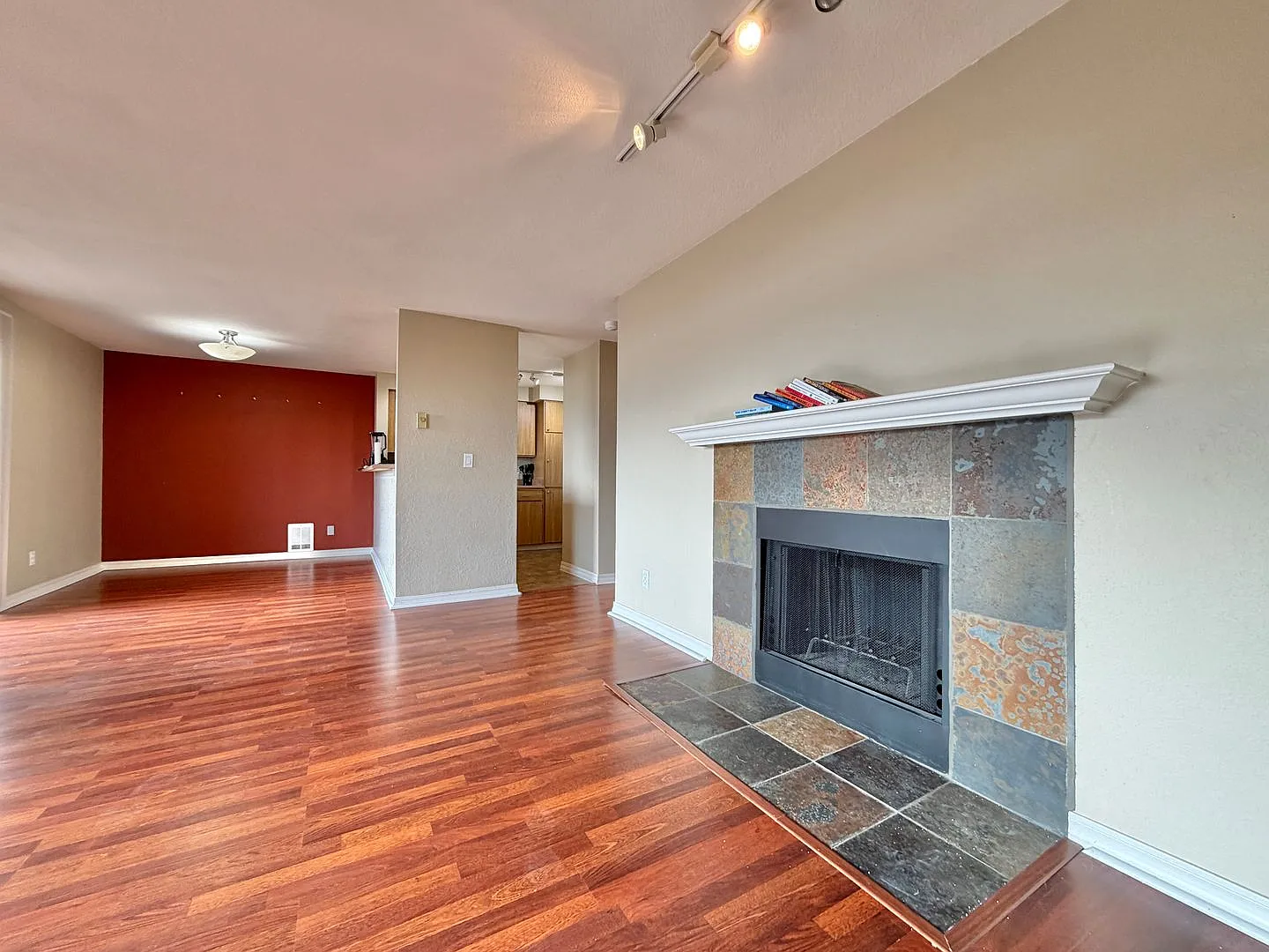 Condo with Water View and Access to Pool — Photo 4