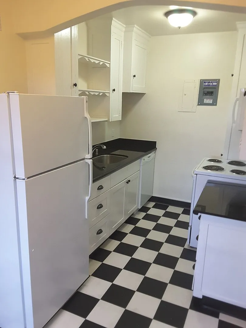 Harrison Apartments — Photo 2