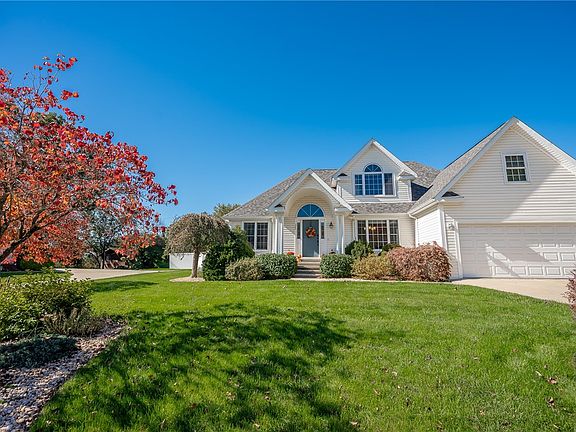 2nd image of 320 Ridgeview Cir