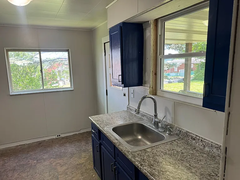 880 Miller Ave — Photo 3