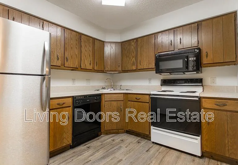 1935 N Lincoln Ave #106 — Photo 1