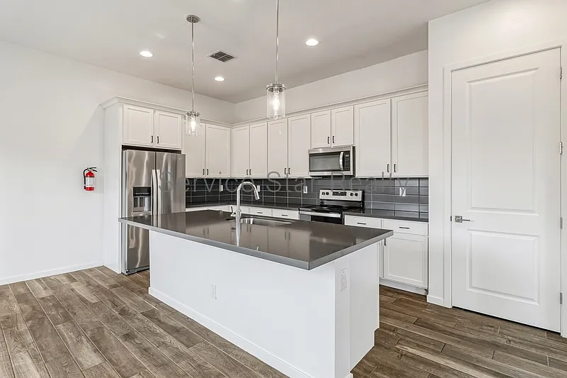 3 bed, 3.5 bath, 2021 sqft, $2,899 — Photo 4
