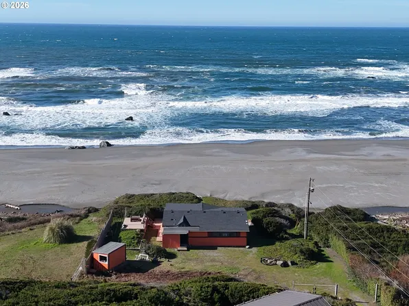 33130 Nesika Rd #A, Gold Beach, OR 97444