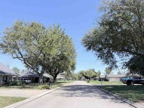 Exterior Neighborhood (street photo)