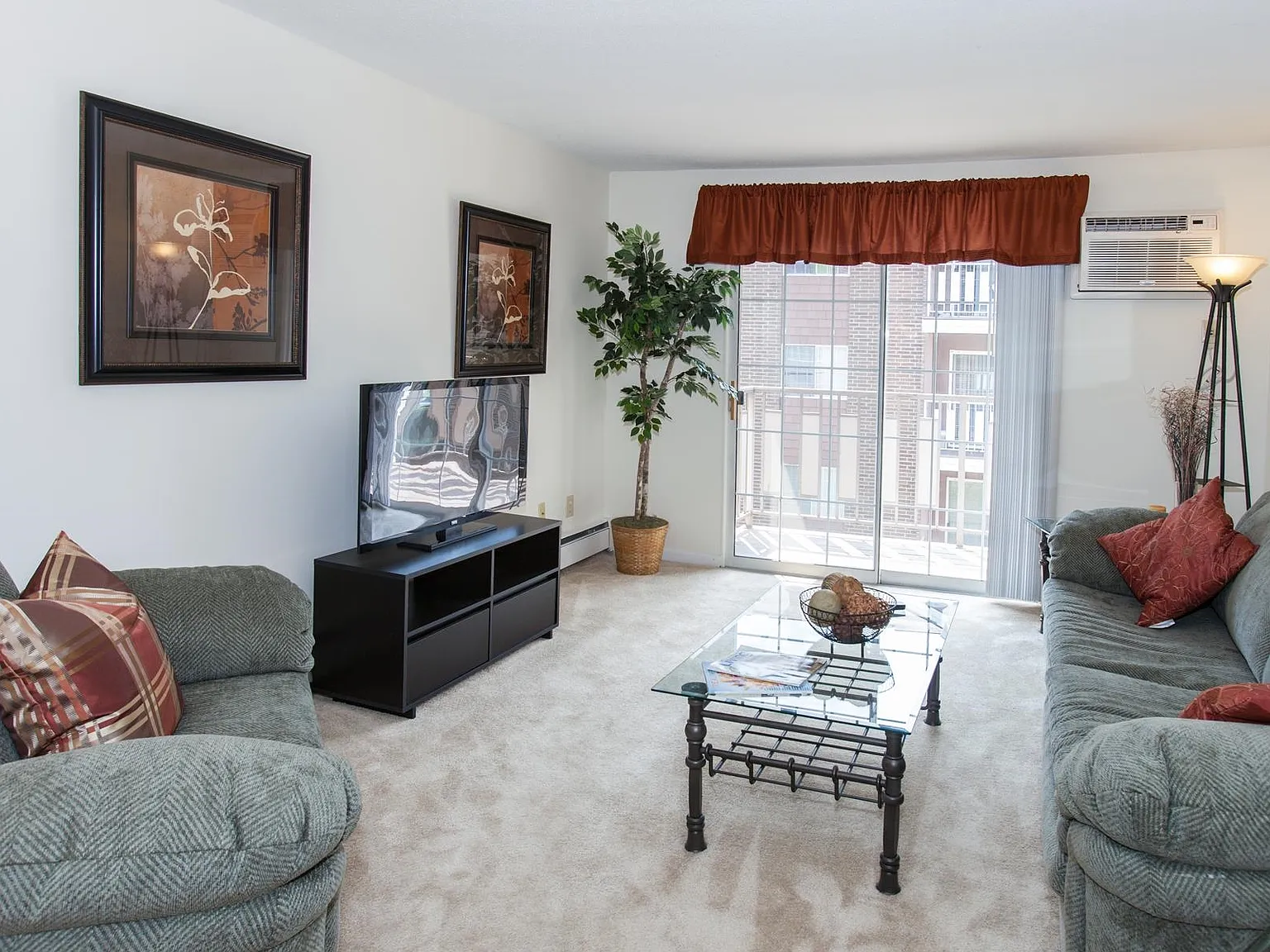 2 bed, 1.0 bath, $2,060 — Photo 4