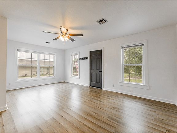 5th image of 810 W Elgin St