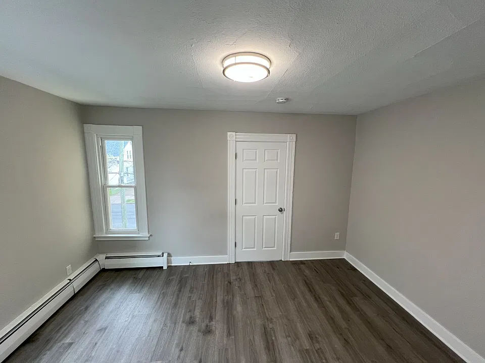 Living Room (off of kitchen and hallway)