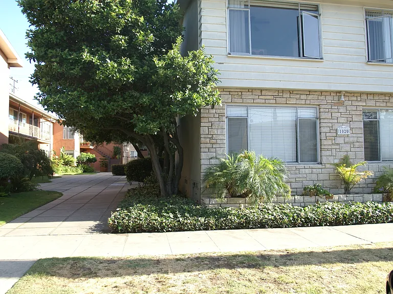 1020 E 2nd St #5 — Photo 2