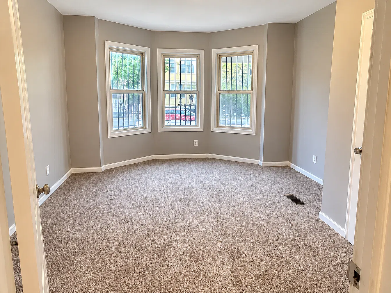 3 bed, 800 sqft, $2,100 — Photo 3
