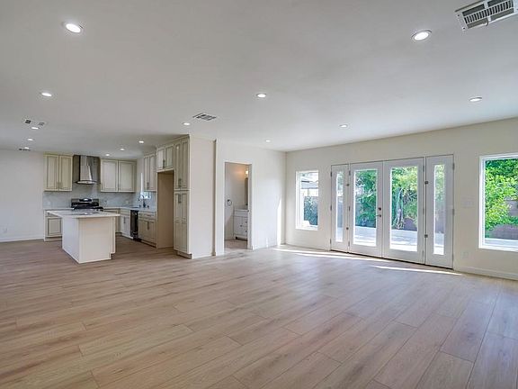 4th image of 7028 Park Manor Ave