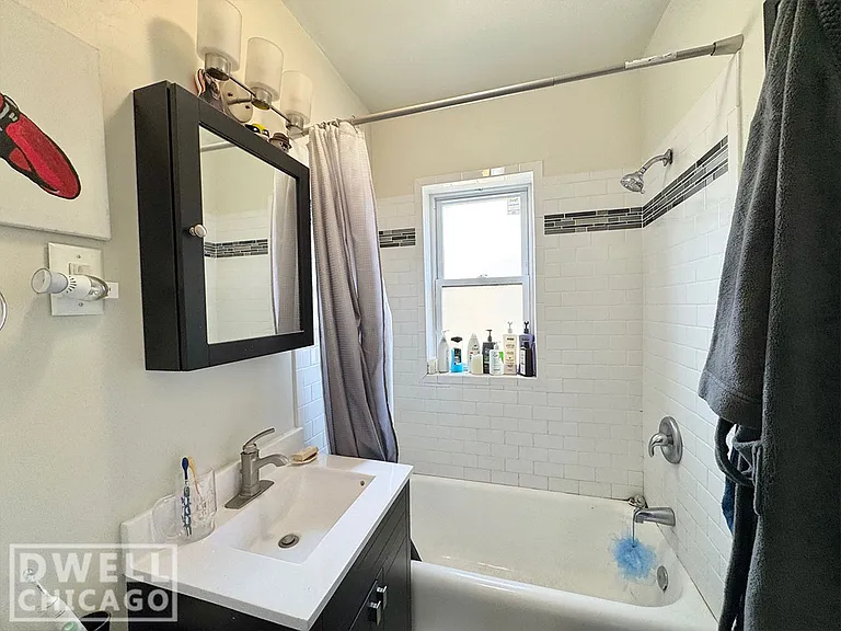 3823 N Greenview Ave #1 — Photo 3