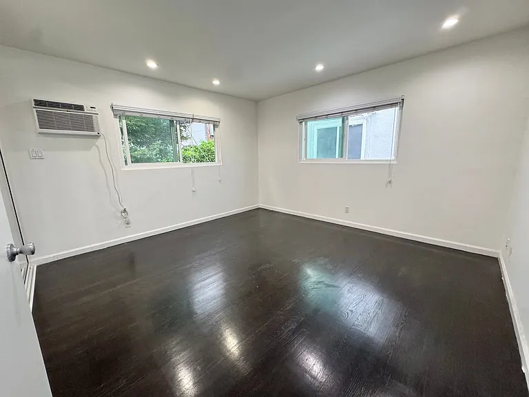 307 S Clark Dr — Photo 16