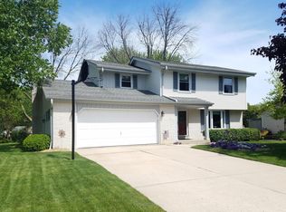 15460 W Mayflower Dr, New Berlin, WI 53151