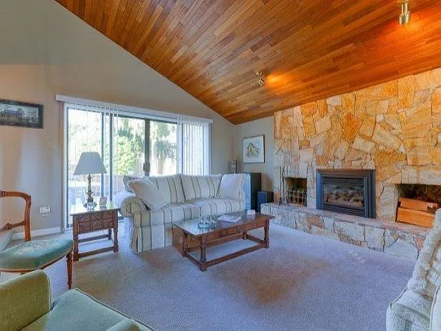 4 bed, 2563 sqft, $4,300 — Photo 3