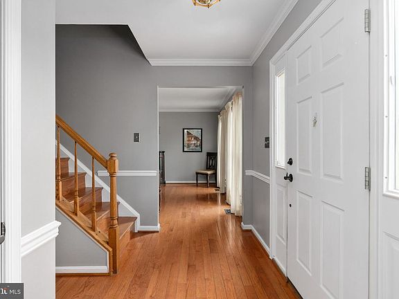 2nd image of 10 Bridgeport Cir