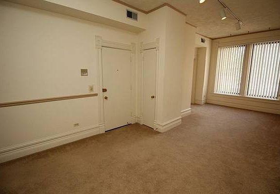 3rd image of 625 W Belmont Ave