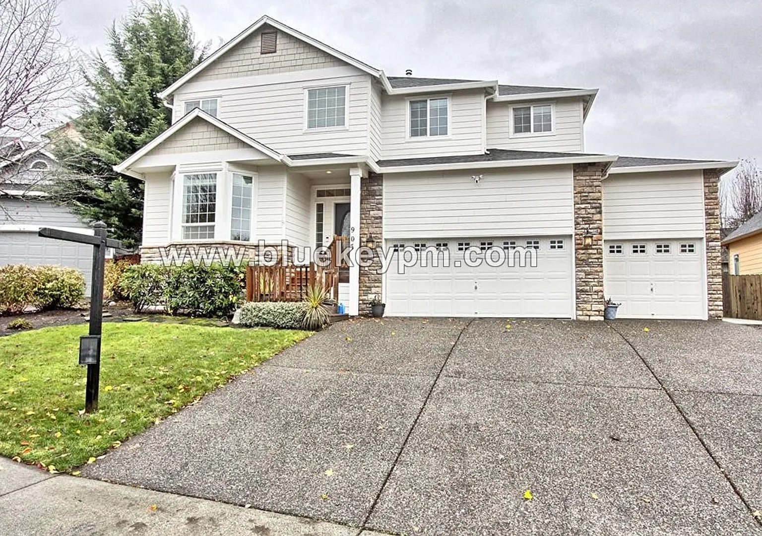 4 Bed, 2.5 Baths Home with Primary Suite on Main Floor in Ridgefield — Photo 1