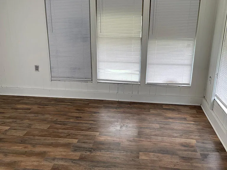 3302 Lake Dr — Photo 4