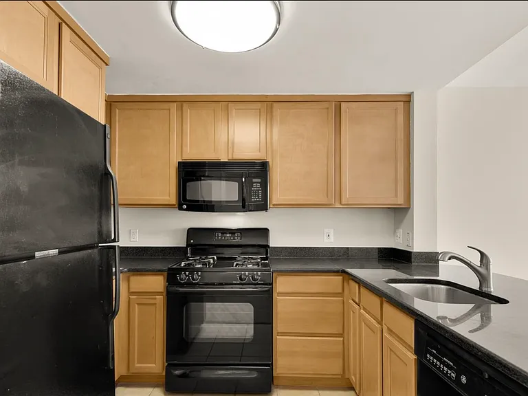 350 G St SW — Photo 12